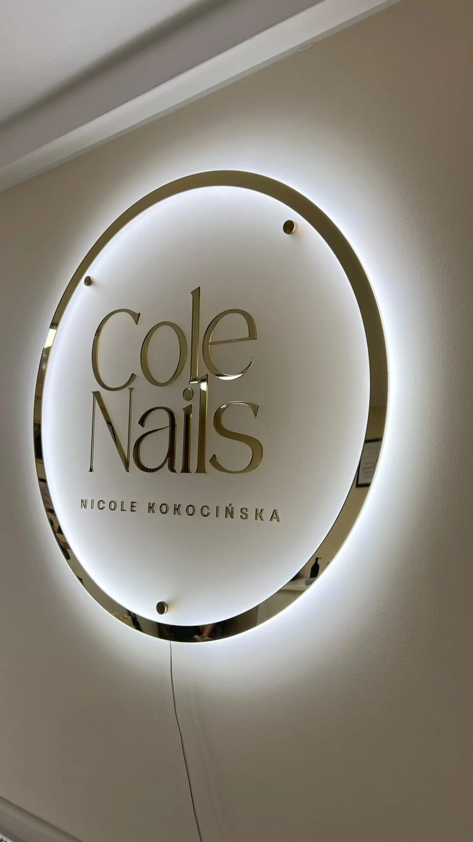 Logo w kole z podświetleniem – podświetlane logo Cole Nails