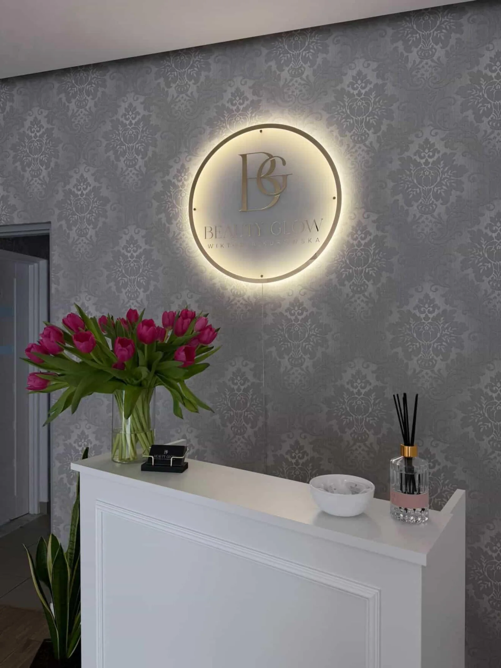 Logo w kole z podświetleniem – podświetlane logo Beauty Glow