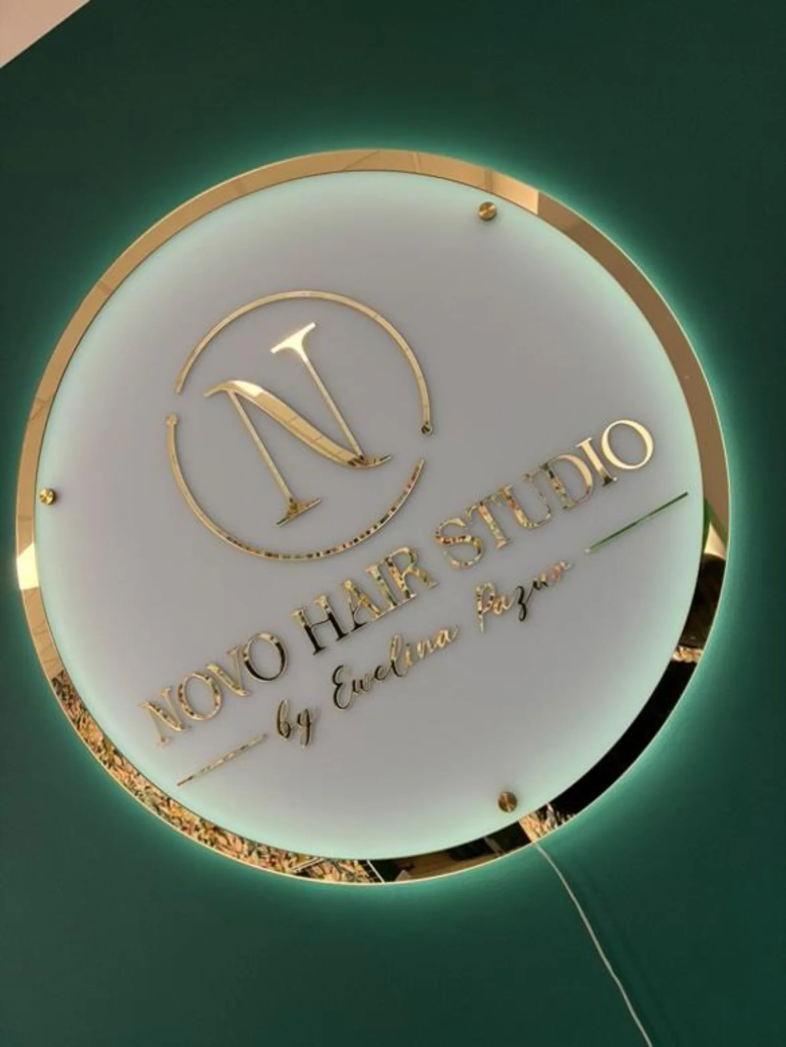 Logo w kole z podświetleniem – podświetlane logo Novo Hair Studio