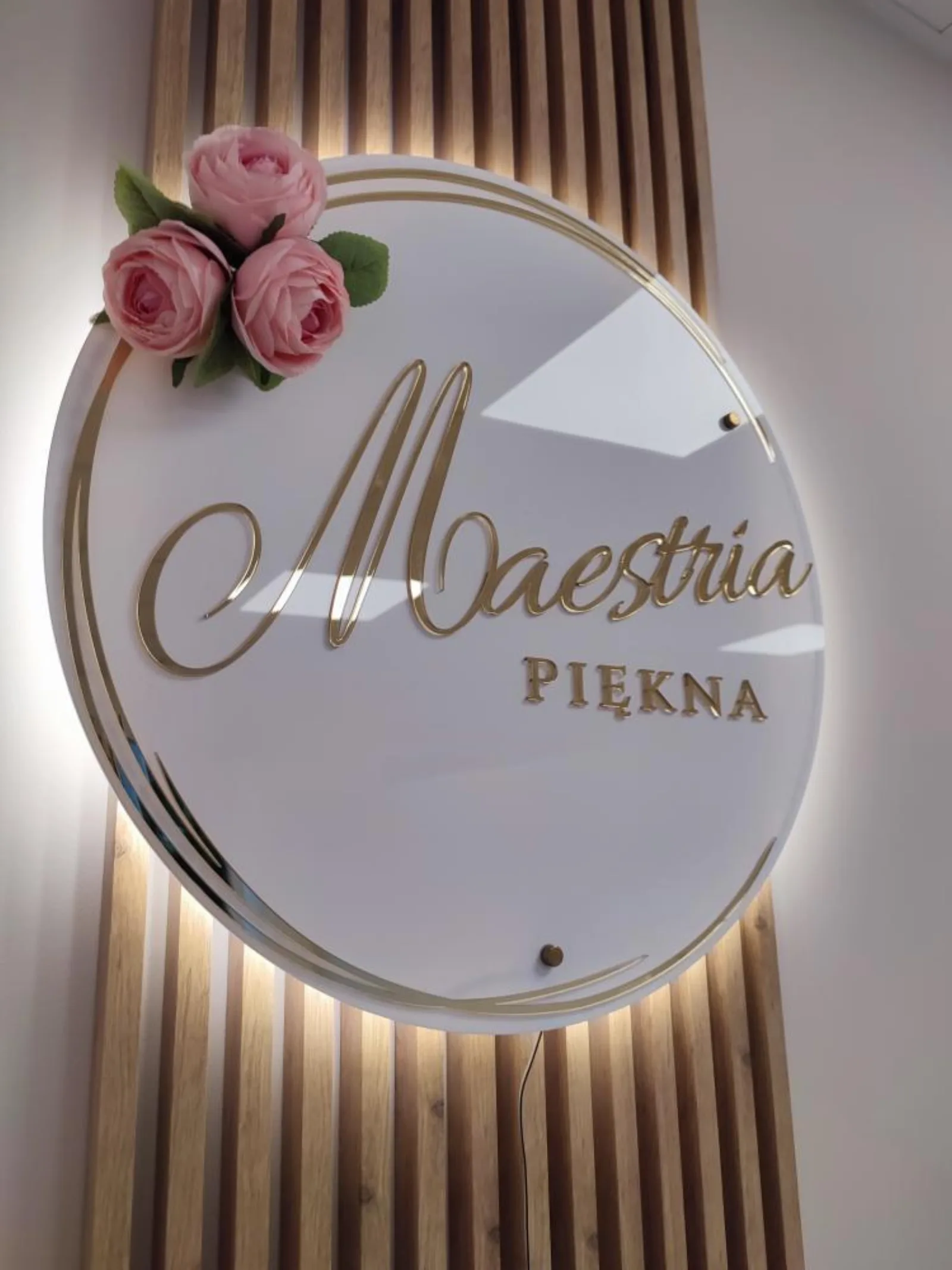 Logo w kole z podświetleniem – podświetlane logo Maestria Piękna