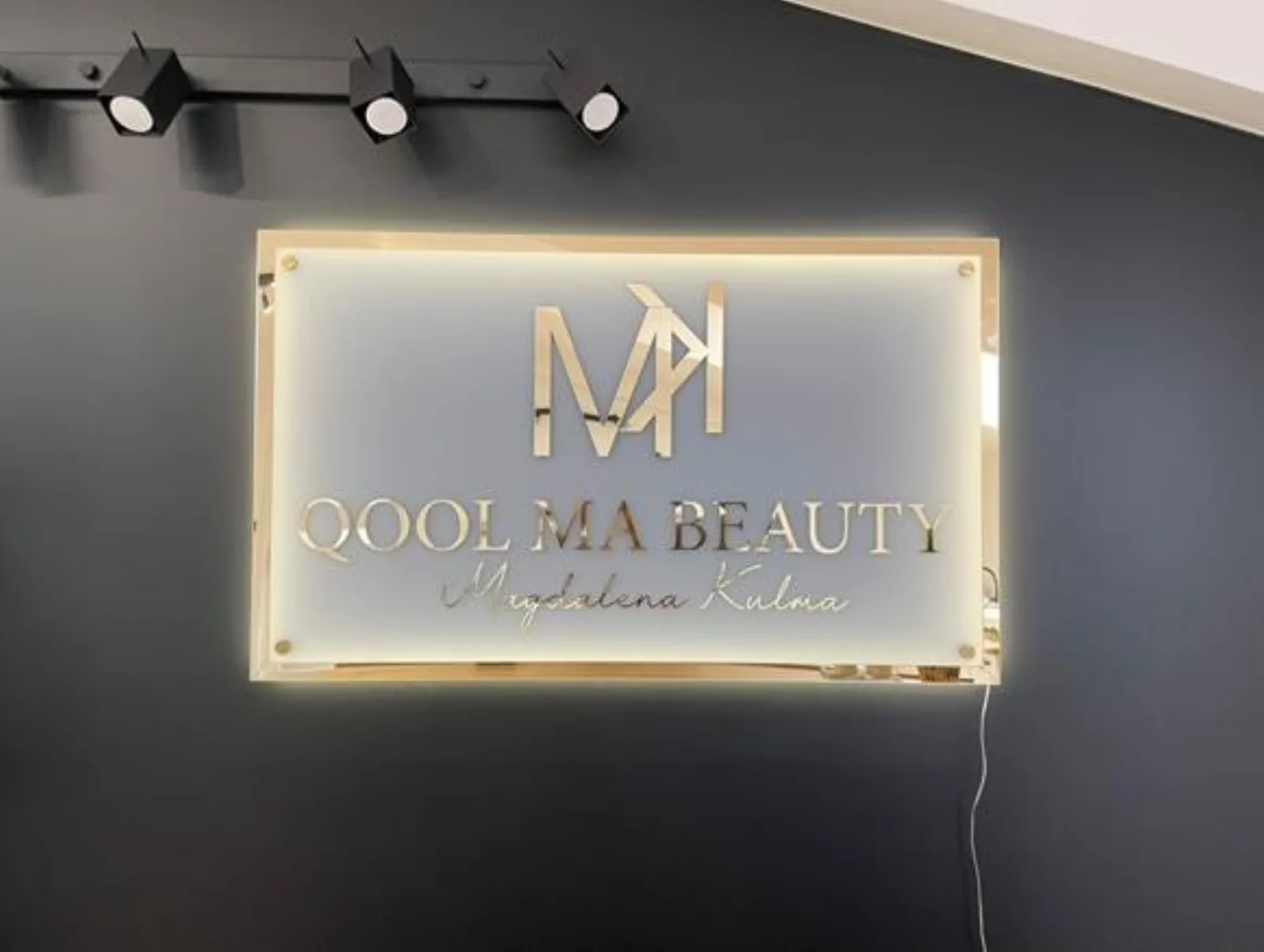 Logo projekt własny – logo na podświetlanej płycie, Qool Ma Beauty