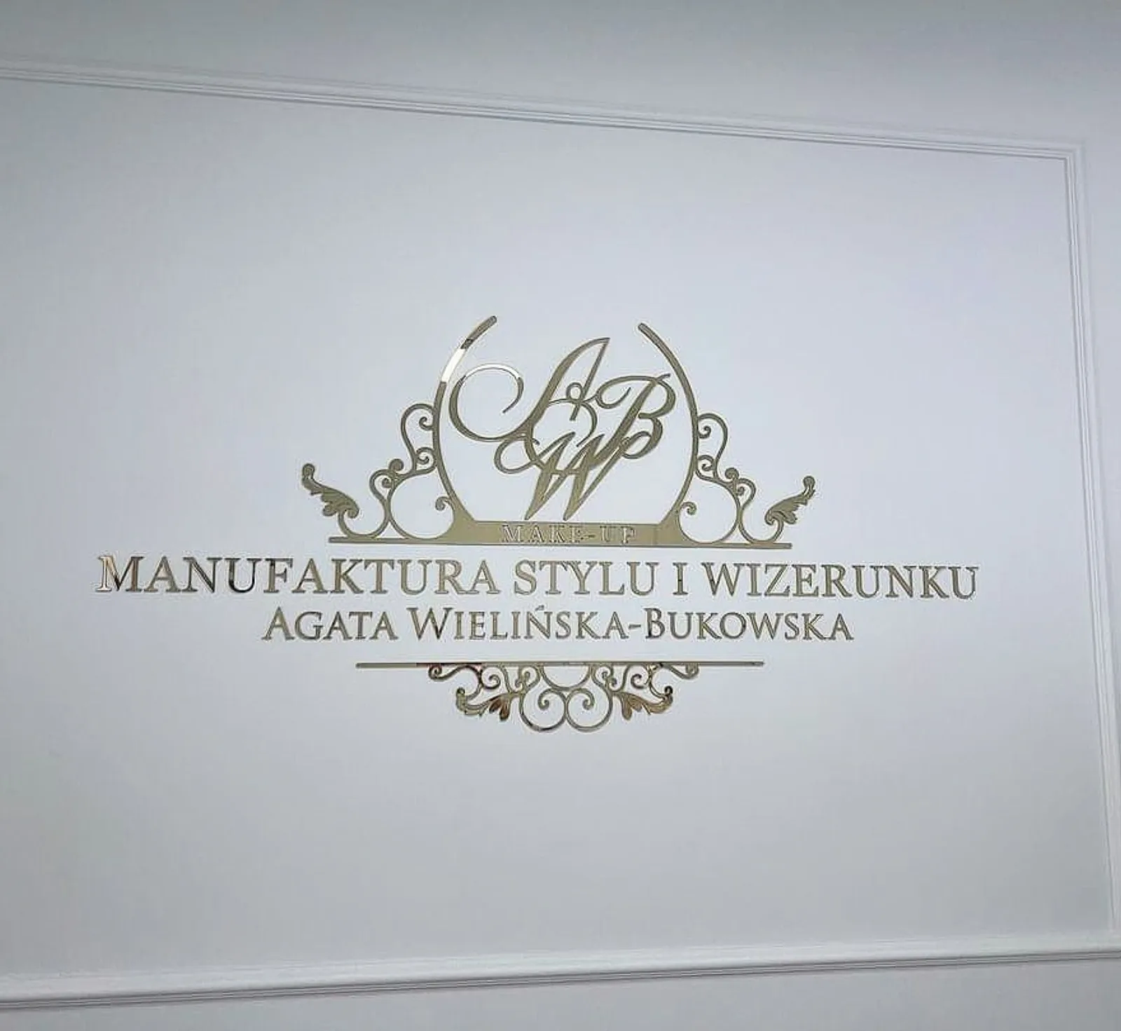 Logo projekt własny – logo ornamentowe na ścianie, Manufaktura Stylu i Wizerunku
