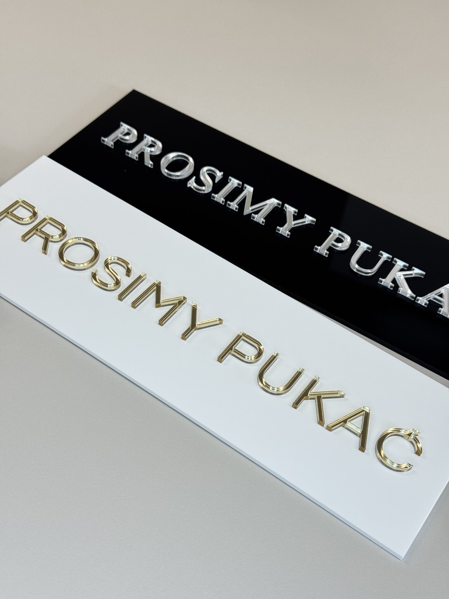 Tabliczka 3D: Prosimy pukać