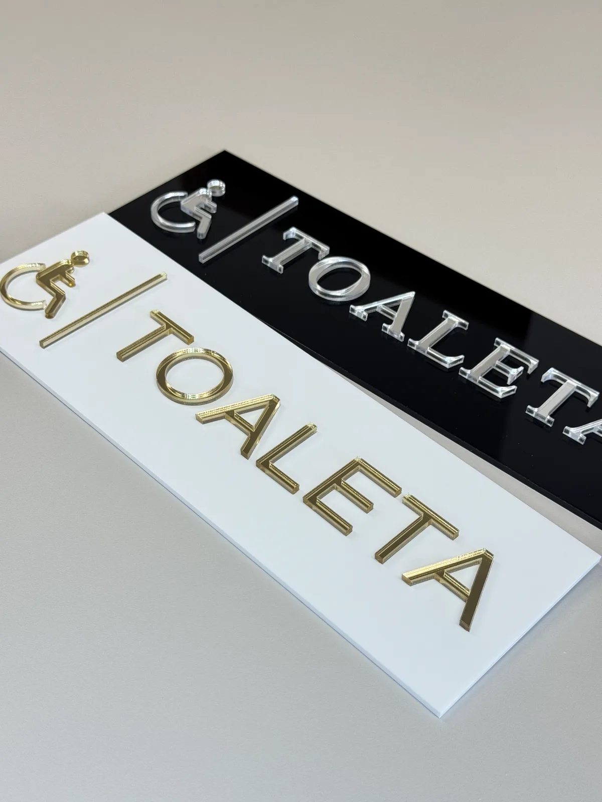 Toaleta dla inwalidów z piktogramem