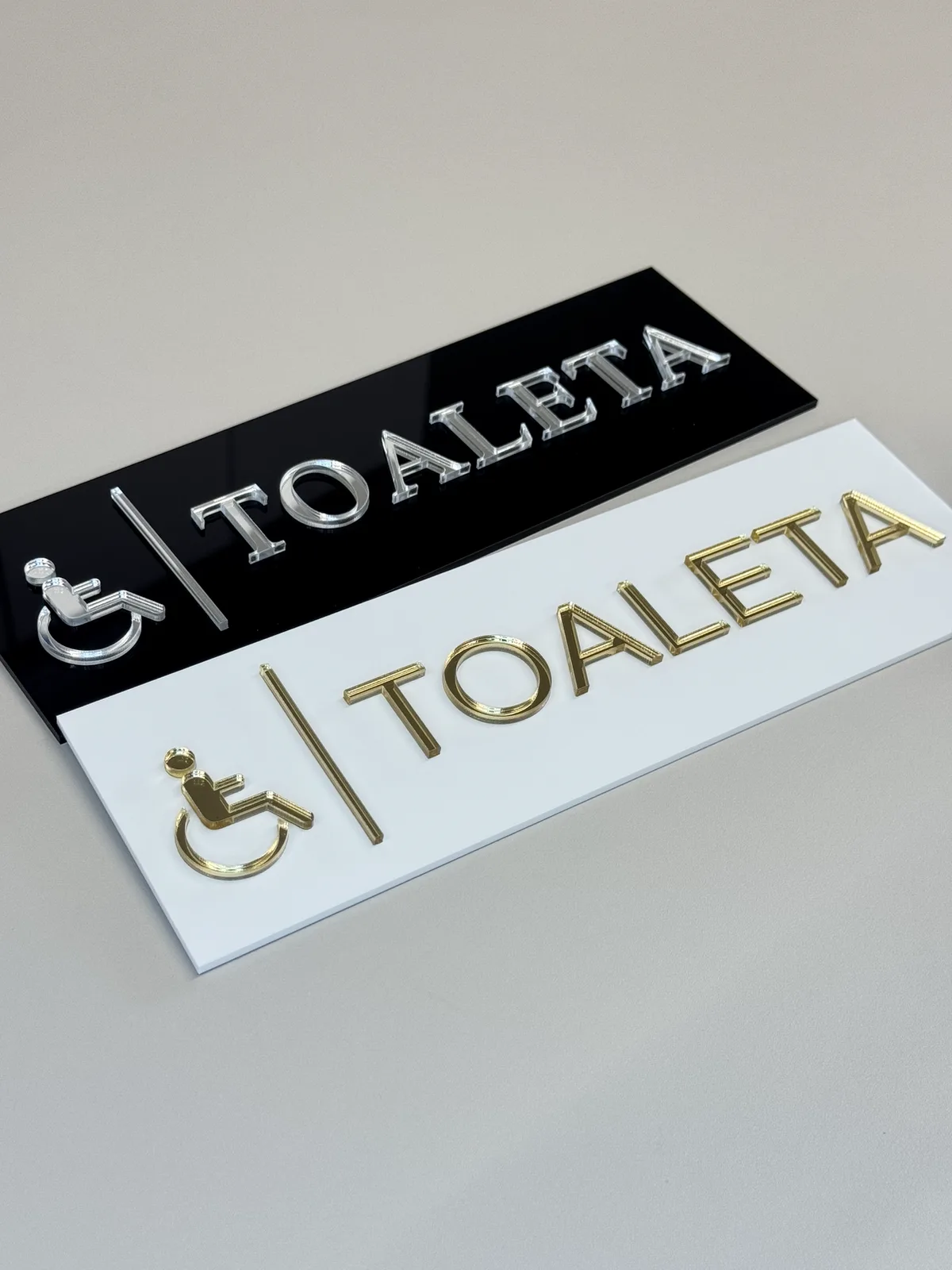 Tabliczka 3D: Toaleta dla inwalidów z piktogramem