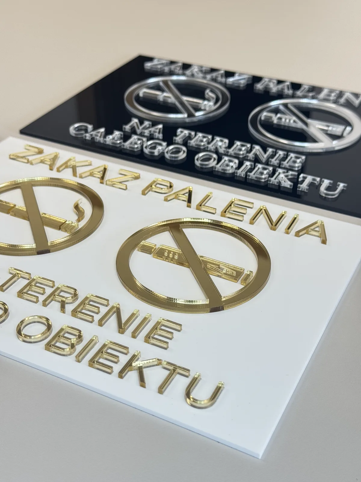 Tabliczka 3D: Zakaz palenia na terenie całego obiektu