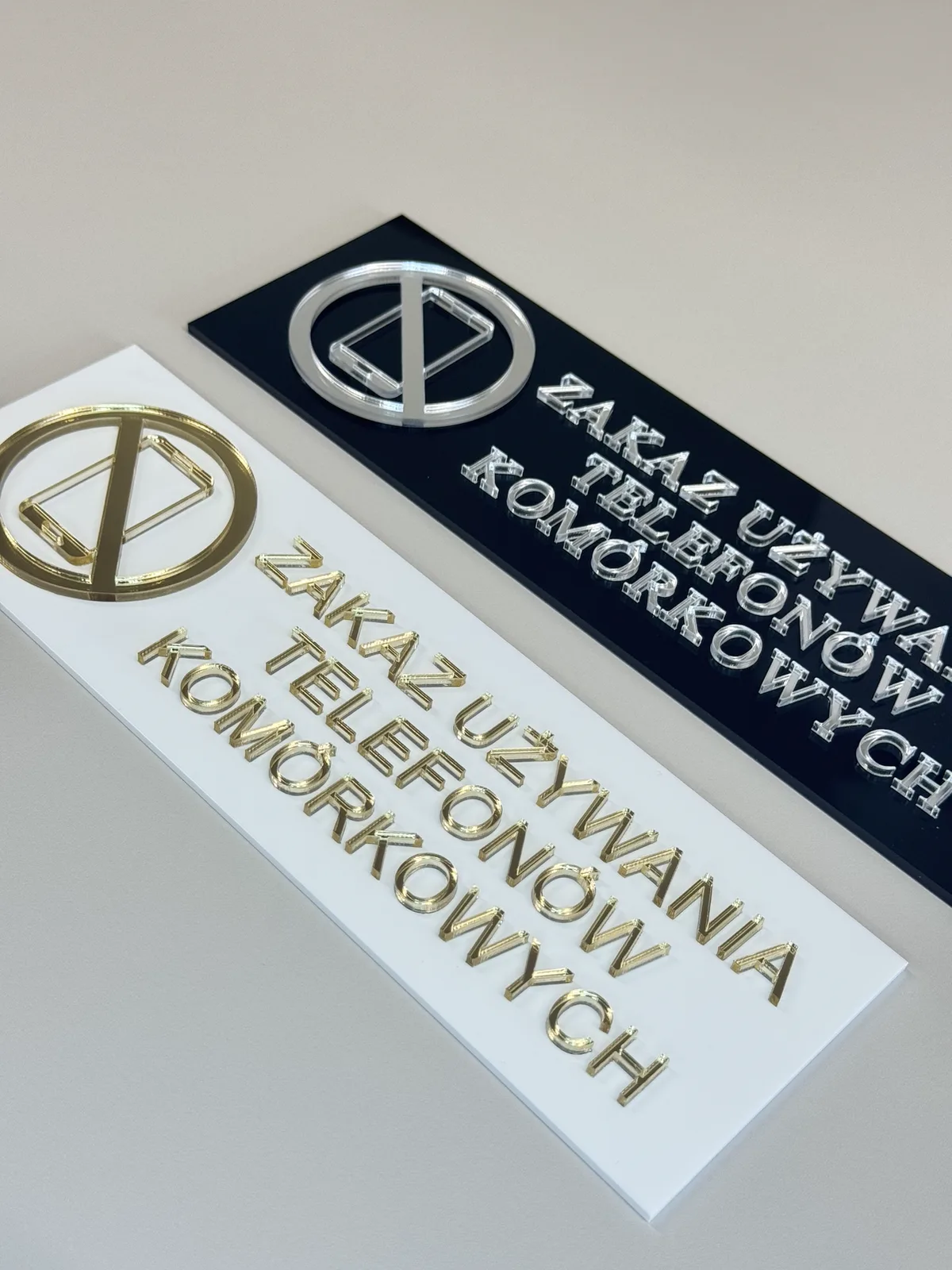 Tabliczka 3D: Zakaz używania telefonów komórkowych